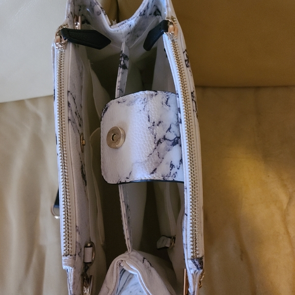 🛑SOLD🛑Guess satchel - Picture 5 of 5